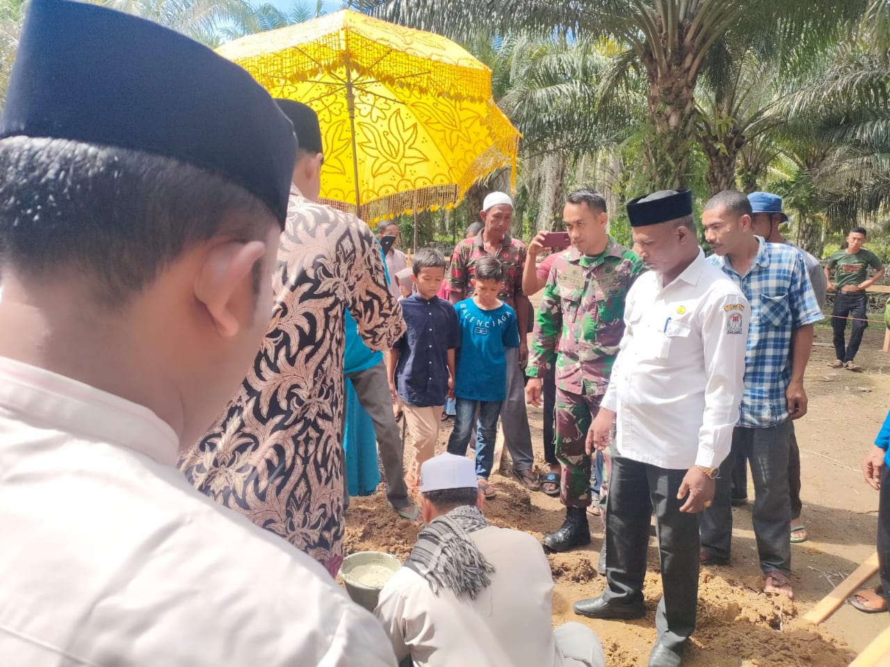 Babinsa Posramil 05/Pante Ceureumen Hadiri Acara Seremonial Peletakkan Batu Pertama Pembangunan Dayah Darul Muhajirin Al - Waliyah