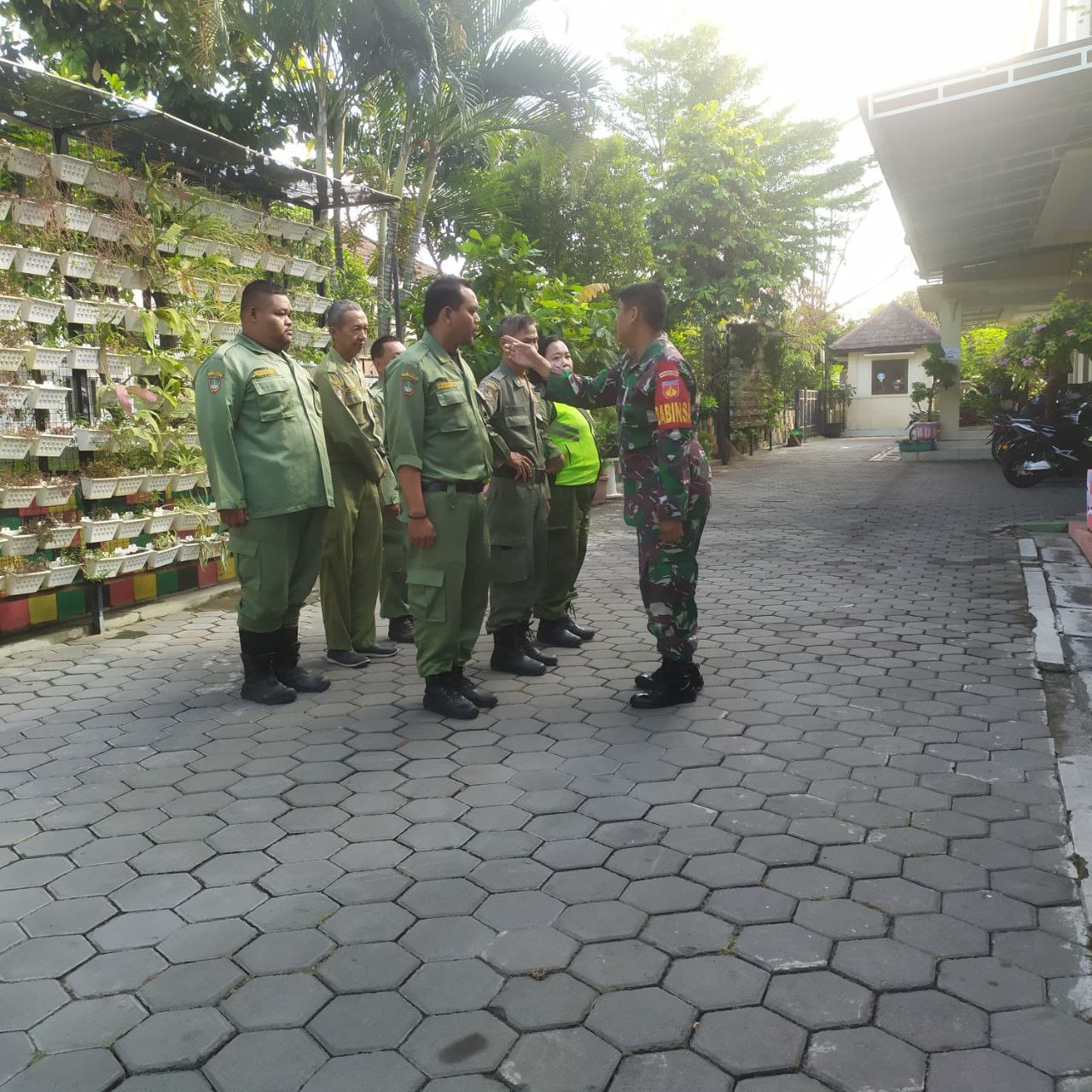 Begini Cara Babinsa Purwodiningratan Dalam Meningkatkan Kedisiplinan Linmas