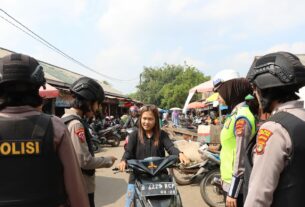 Antisipasi Ganguan Kamtibmas di Hari Jumat, Polwan Polres Lampung Utara Gelar Patroli
