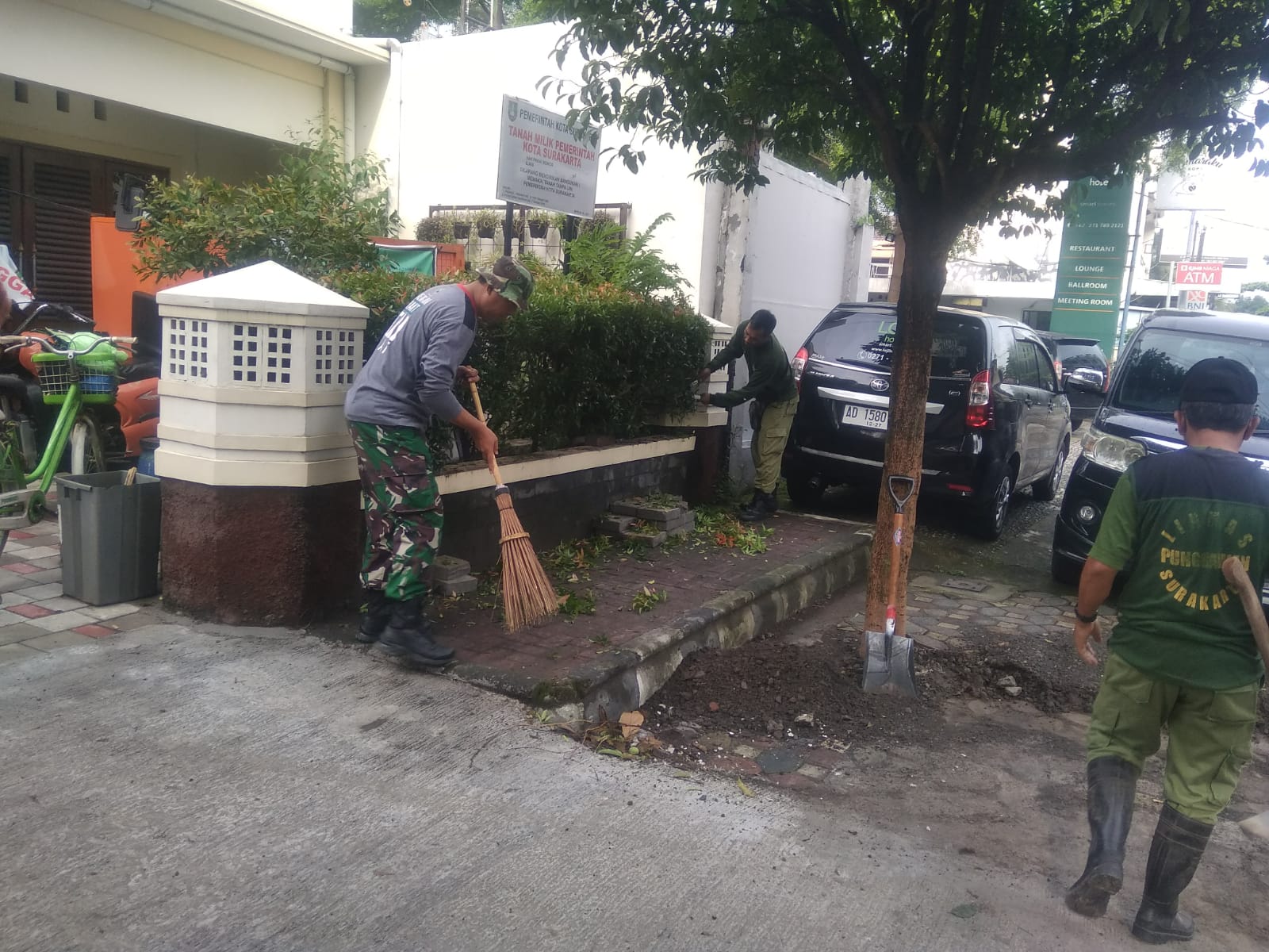 Bersama Linmas Dan Warga, Babinsa Punggawan Kerja Bhakti Bersihkan Lingkungan