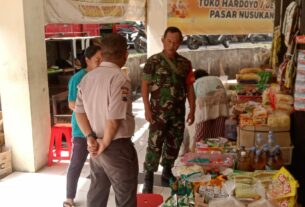 Bersama Security ,Babinsa Kelurahan Nusukan Laksanakan Patroli Pengecekan Harga Sembako di Pasar Tradisional