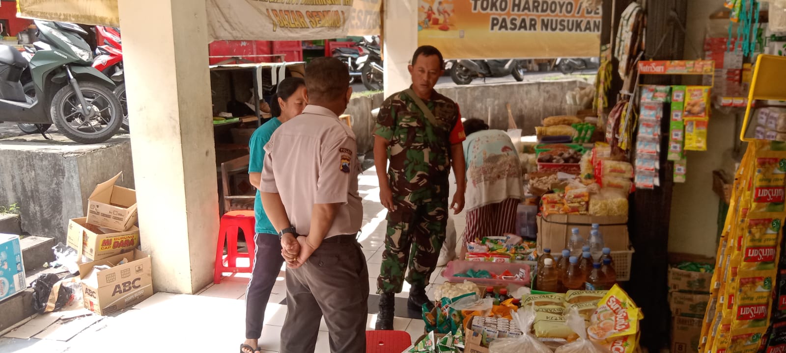 Bersama Security ,Babinsa Kelurahan Nusukan Laksanakan Patroli Pengecekan Harga Sembako di Pasar Tradisional