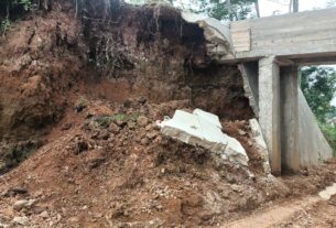 Buka Badan Jalan Usaha Tani,Tanggul Tersier Jadi Tumbal