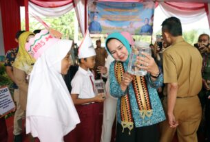 Bunda PAUD Riana Sari Arinal Bersama Pemprov dan dan Pemkab Pringsewu Sosialisasikan Program Cegah Stunting dan Penurunan Kemiskinan Ekstrem dengan Memasyarakatkan Makan Ikan dan Budi Daya Ikan Cupang