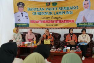 Dalam Rangka Memperingati Hari Anti Narkotika Internasional, Ketua LKKS Ibu Riana Sari Arinal Berikan Ratusan Bantuan Paket Sembako kepada Warga di Way Kanan