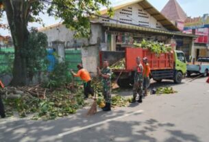 Demi Keselamatan Warga, Babinsa Kelurahan Gilingan Turut Serta Pemangkasan Ranting Pohon