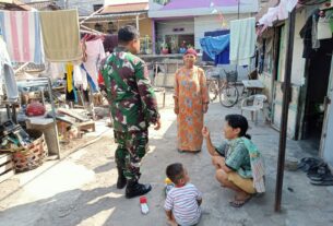 Di Sela Sela Kerja Bakti KBD Kodim Solo, Babinsa Manfaatkan waktu Untuk Silaturahmi Dengan Warga.