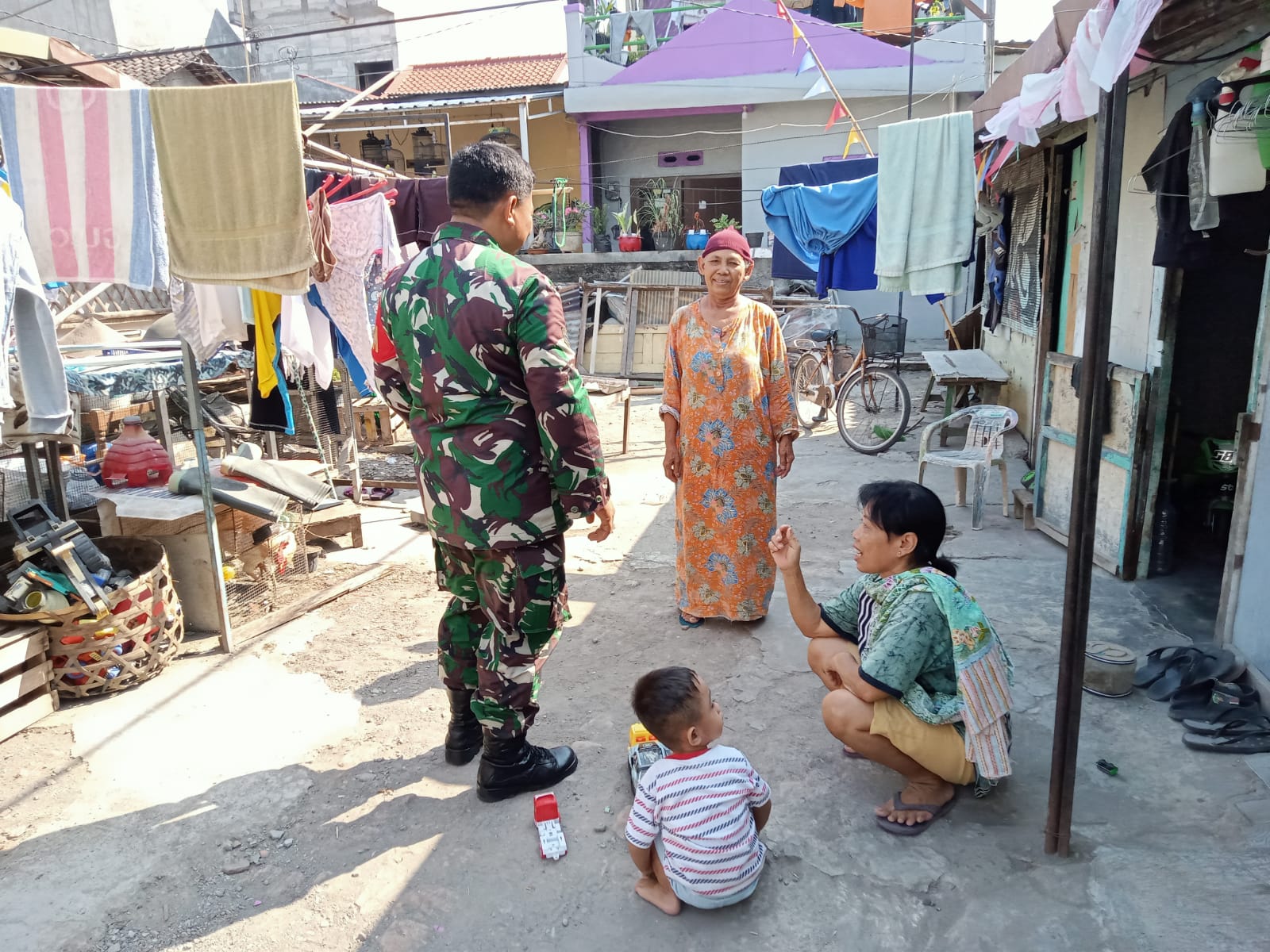 Di Sela Sela Kerja Bakti KBD Kodim Solo, Babinsa Manfaatkan waktu Untuk Silaturahmi Dengan Warga.