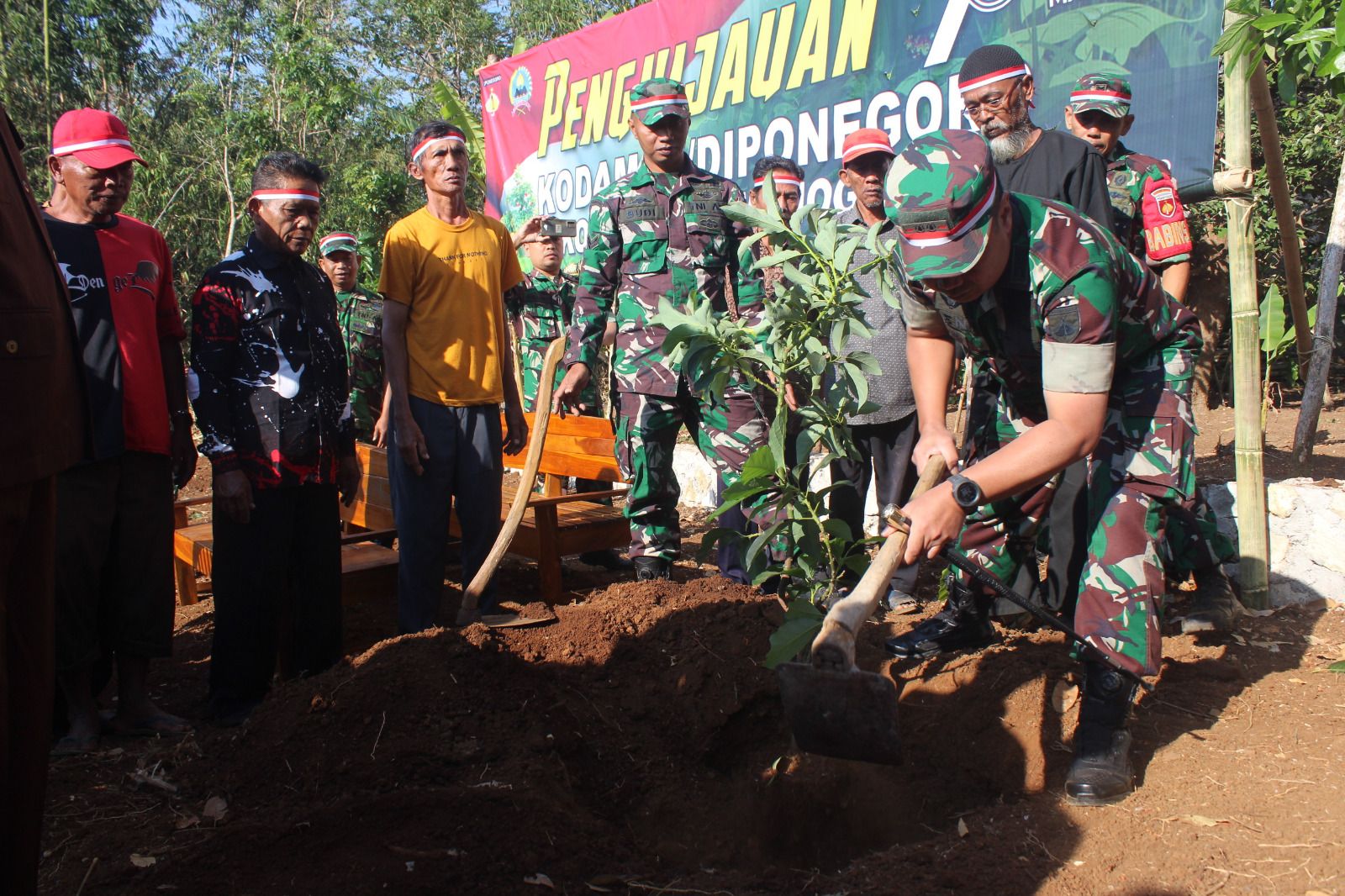 Peringati HUT RI Ke-78 Kodam IV/Diponegoro Melalui Kodim 0728/Wonogiri Gelar Penghijauan dan Bagikan Sembako