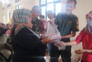 Distribusikan Bantuan Pangan Pengentasan Stunting, Babinsa Bantu Pendistribusian