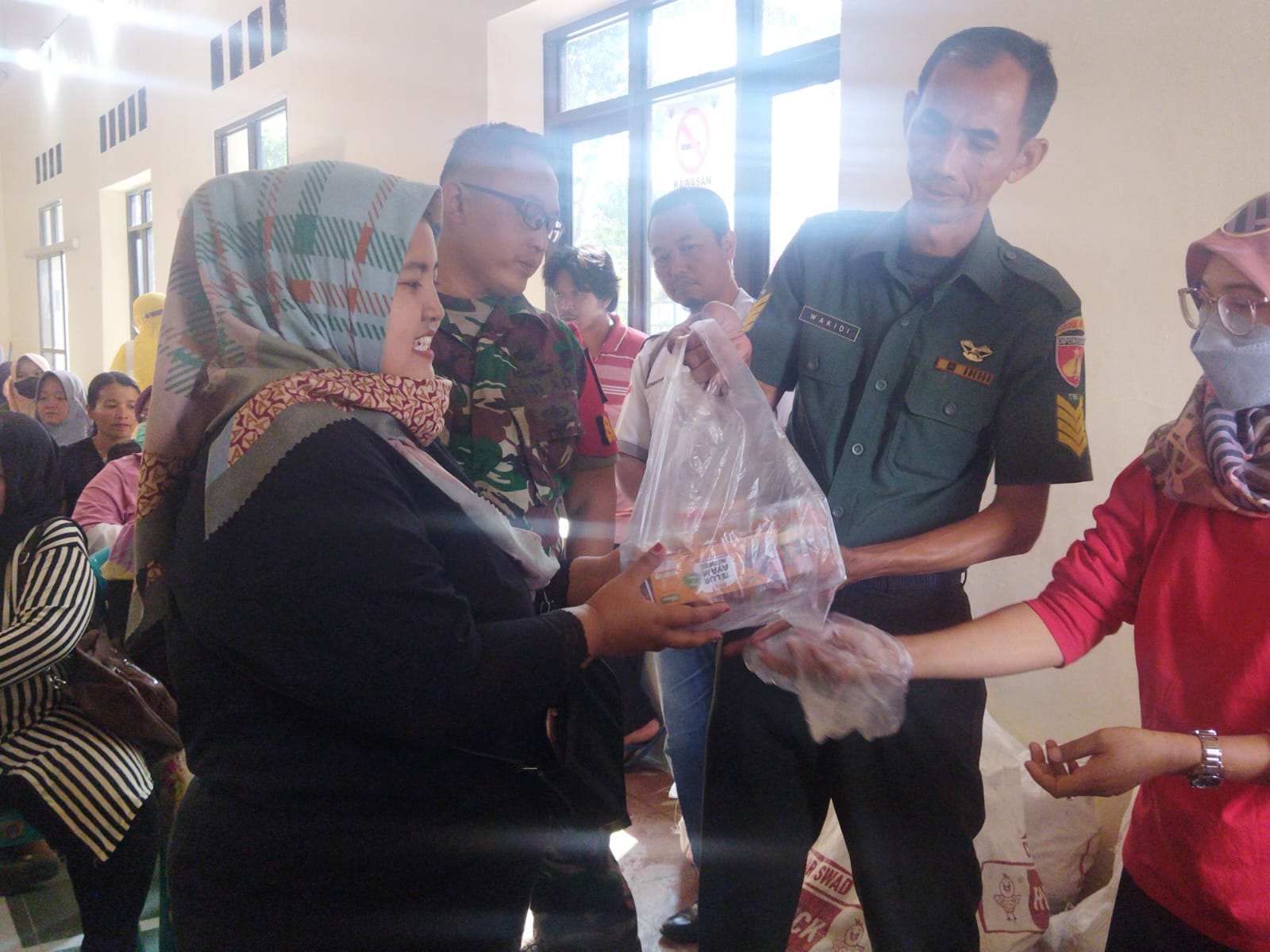 Distribusikan Bantuan Pangan Pengentasan Stunting, Babinsa Bantu Pendistribusian