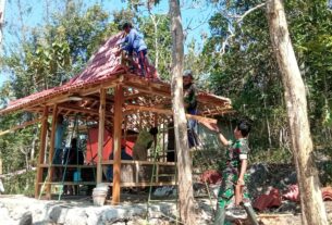Dukung Upaya Masyarakat Tingkatkan Keamanan Lingkungan, Babinsa Girikikis Bantu Pembangunan Poskamling