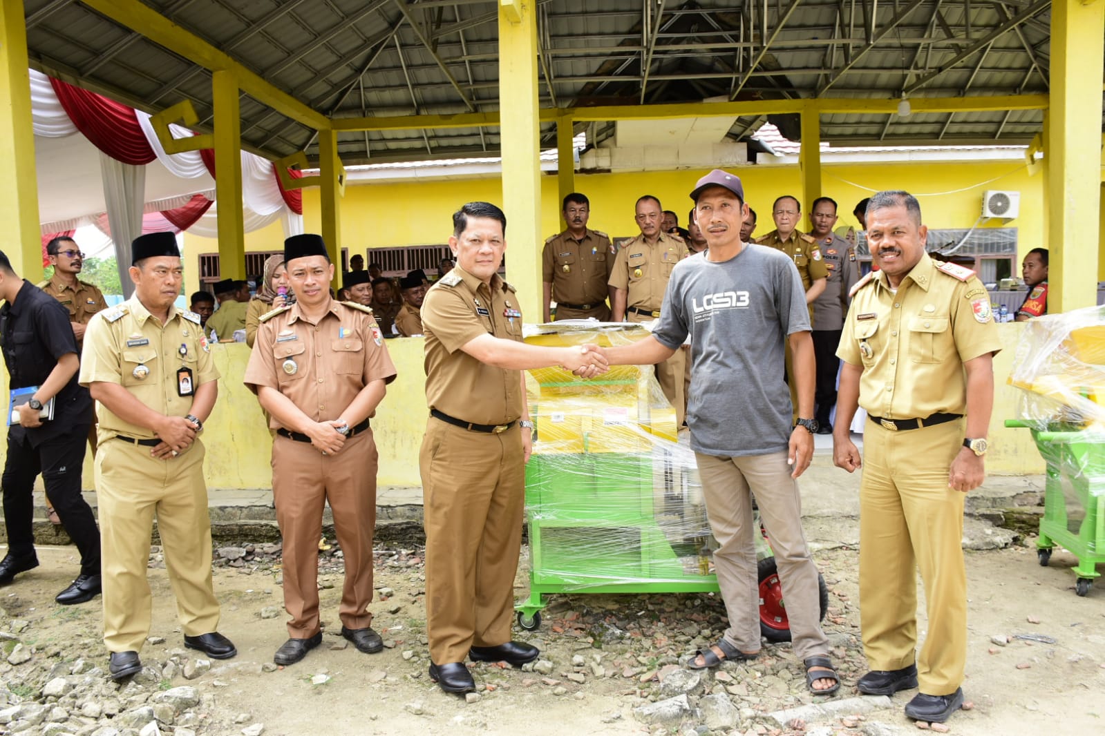 Firsada Serahkan Mesin Pencacah Makanan Ternak