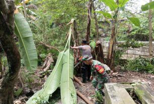 Gandeng Warga, Babinsa Laweyan Turun Tangan Laksanakan Kerja Bakti Pembersihan Lingkungan