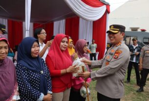 Gelar Pelayanan Presisi, Kapolresta Bandar Lampung Bagikan Paket Sembako Kepada Masyarakat Kurang Mampu