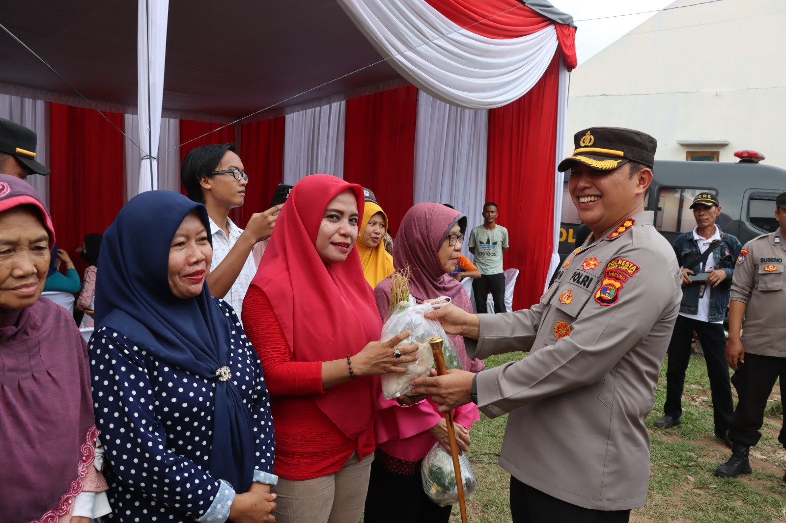 Gelar Pelayanan Presisi, Kapolresta Bandar Lampung Bagikan Paket Sembako Kepada Masyarakat Kurang Mampu