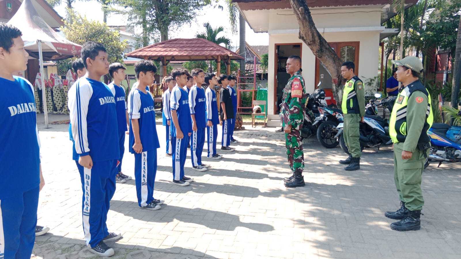 Gembleng Mental Dan Karakter Siswa Sejak Dini, Babinsa Kelurahan Sumber Latihkan PBB