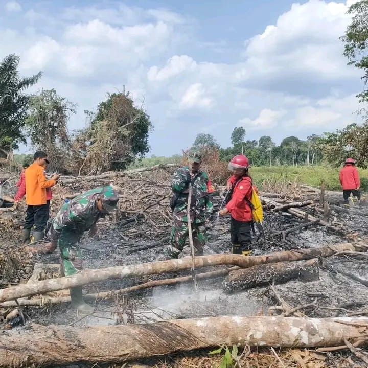 Gerak Cepat Kodim 0401/Muba Memadamkan Api Dilahan Kering