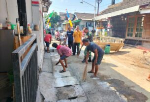 Hidupkan Budaya Gotong Royong di TMMD Kodim Solo, TNI Gelar Kerja Bakti Bersama Warga