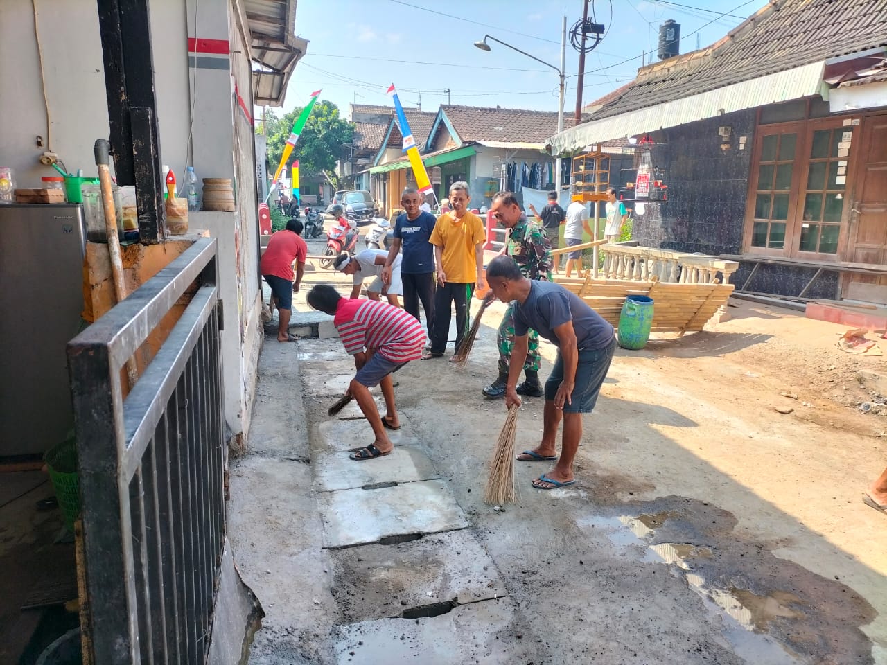 Hidupkan Budaya Gotong Royong di TMMD Kodim Solo, TNI Gelar Kerja Bakti Bersama Warga