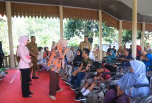 Riana Sari Arinal Dan Bupati Way Kanan Bagikan Alat Bantu Disabilitas