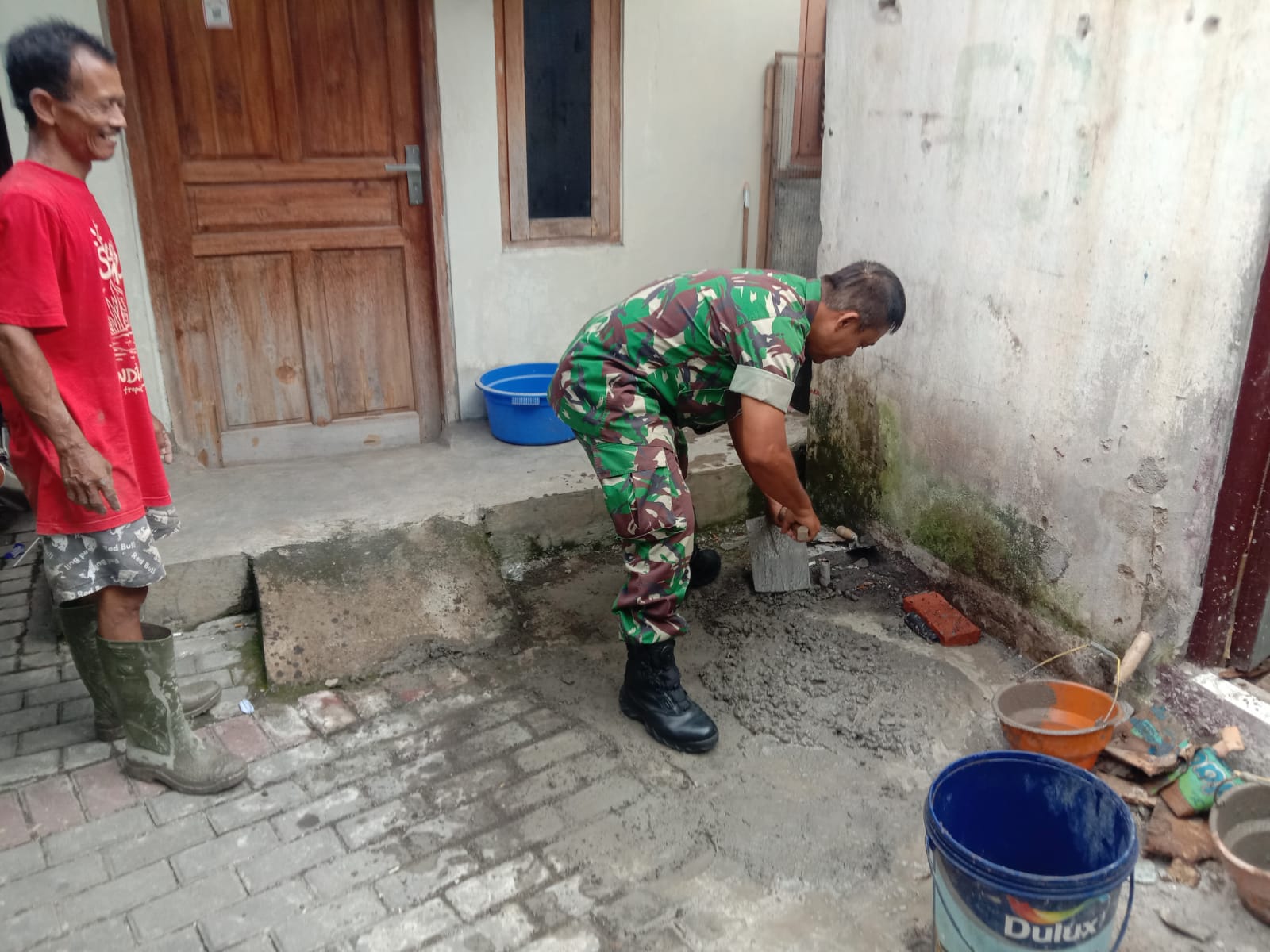 Ingin Lebih Dekat Dengan Warga, Babinsa Kratonan Bantu Rehap Rumah