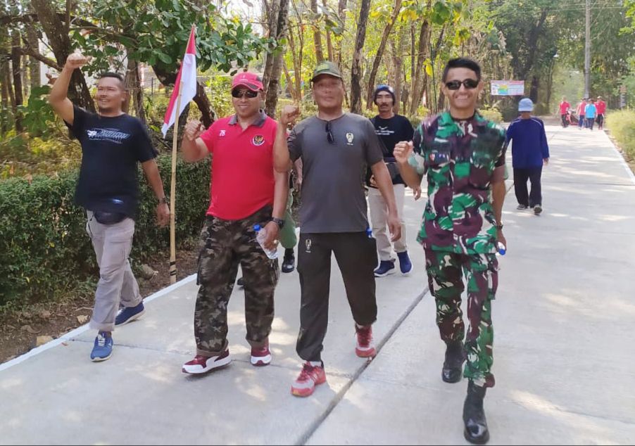 Jalan Sehat Bersama Warga, Cara Babinsa Sambirejo Pererat Kemanunggalan TNI-Rakyat