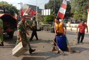 Jelang HUT RI, Babinsa Kratonan Ajak Warganya Kerja Bakti bersama