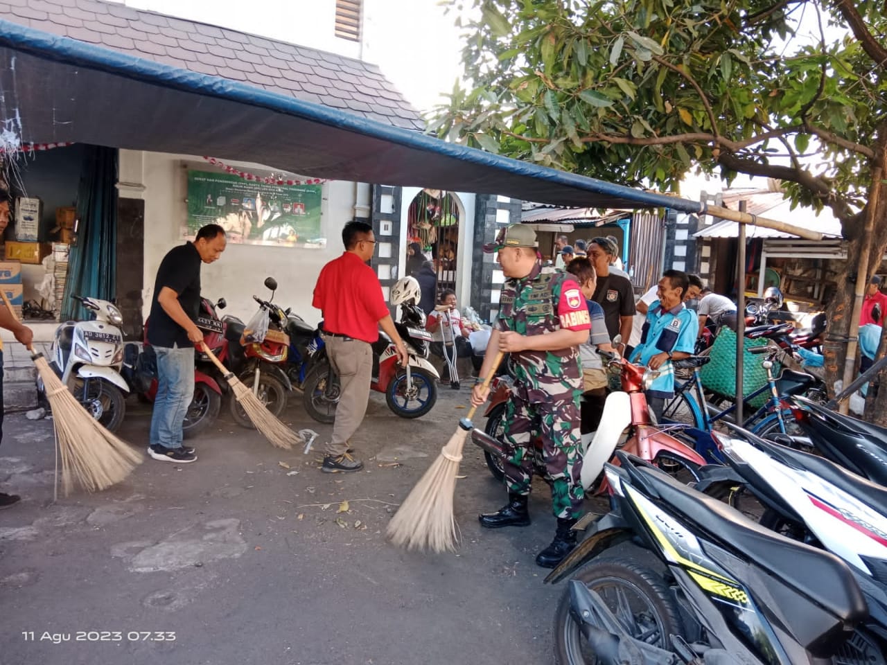 Jelang HUT RI ke 78, Babinsa Danukusuman Resik Resik Pasar Harjodaksino