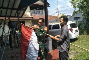 Jelang Peringatan HUT RI ke-78, Babinsa Koramil 410-04/TKT Ajak Warga Kibarkan Bendera Merah Putih