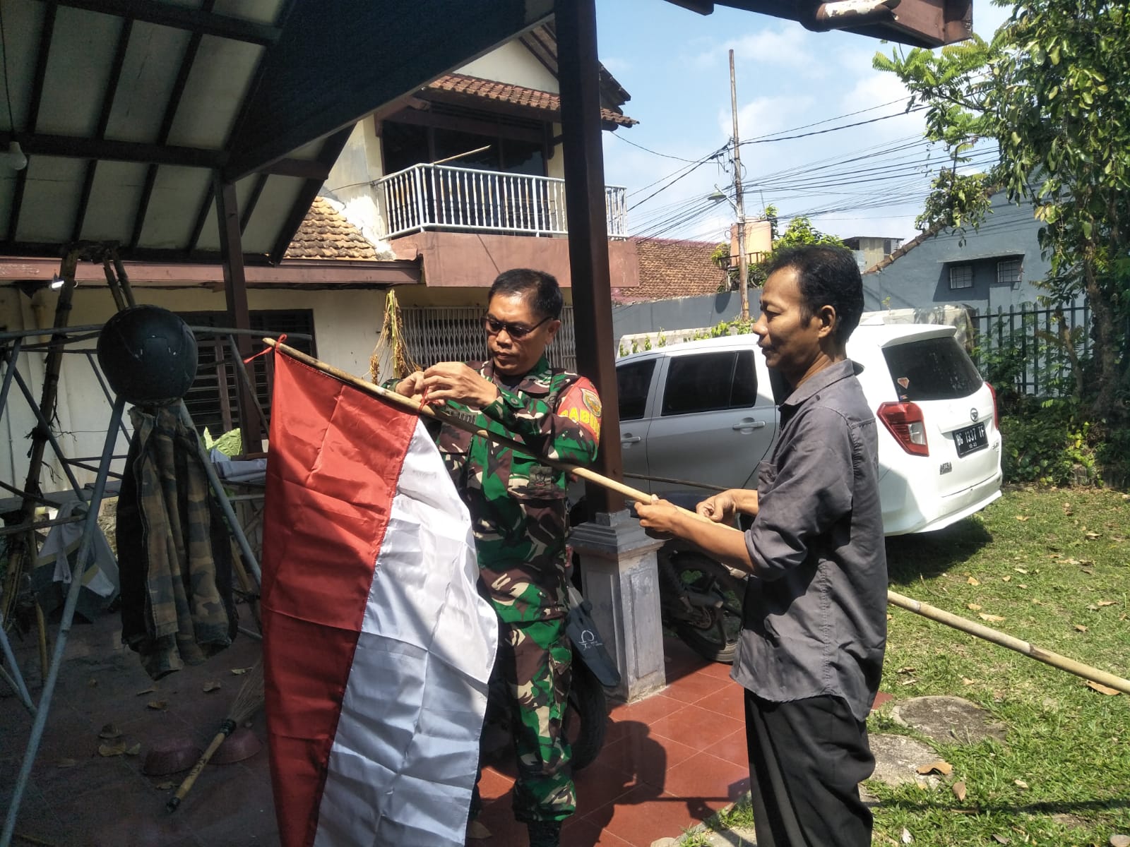 Jelang Peringatan HUT RI ke-78, Babinsa Koramil 410-04/TKT Ajak Warga Kibarkan Bendera Merah Putih