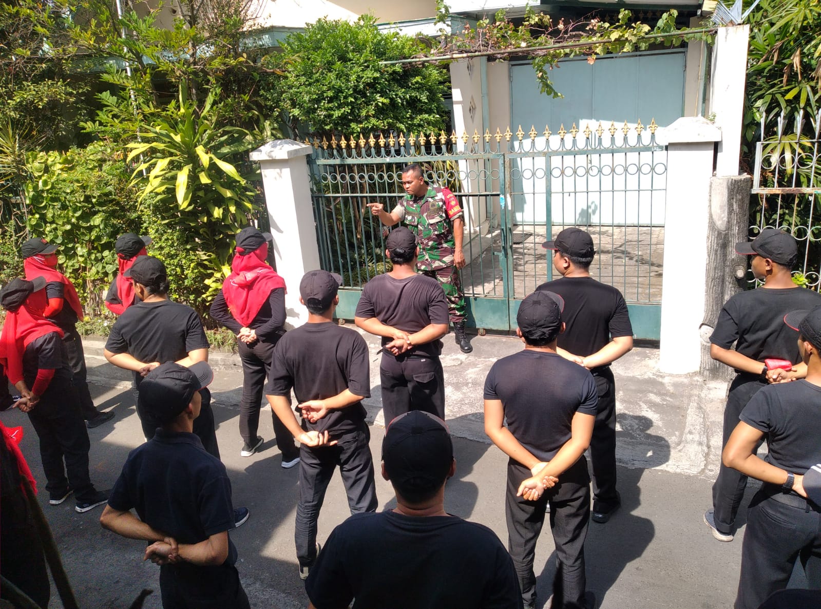 Karyawan Resto SS Digembleng Latihan PBB Oleh Babinsa Kelurahan Manahan, Ini Tujuannya