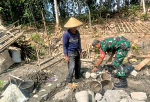 Kedekatan Nyata Terlihat Saat Babinsa Bantu Warga Bangun Rumah