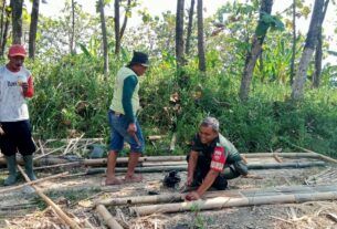 Kepedulian Babinsa Wonosegoro Karya Bakti Pembuatan Pagar Warga