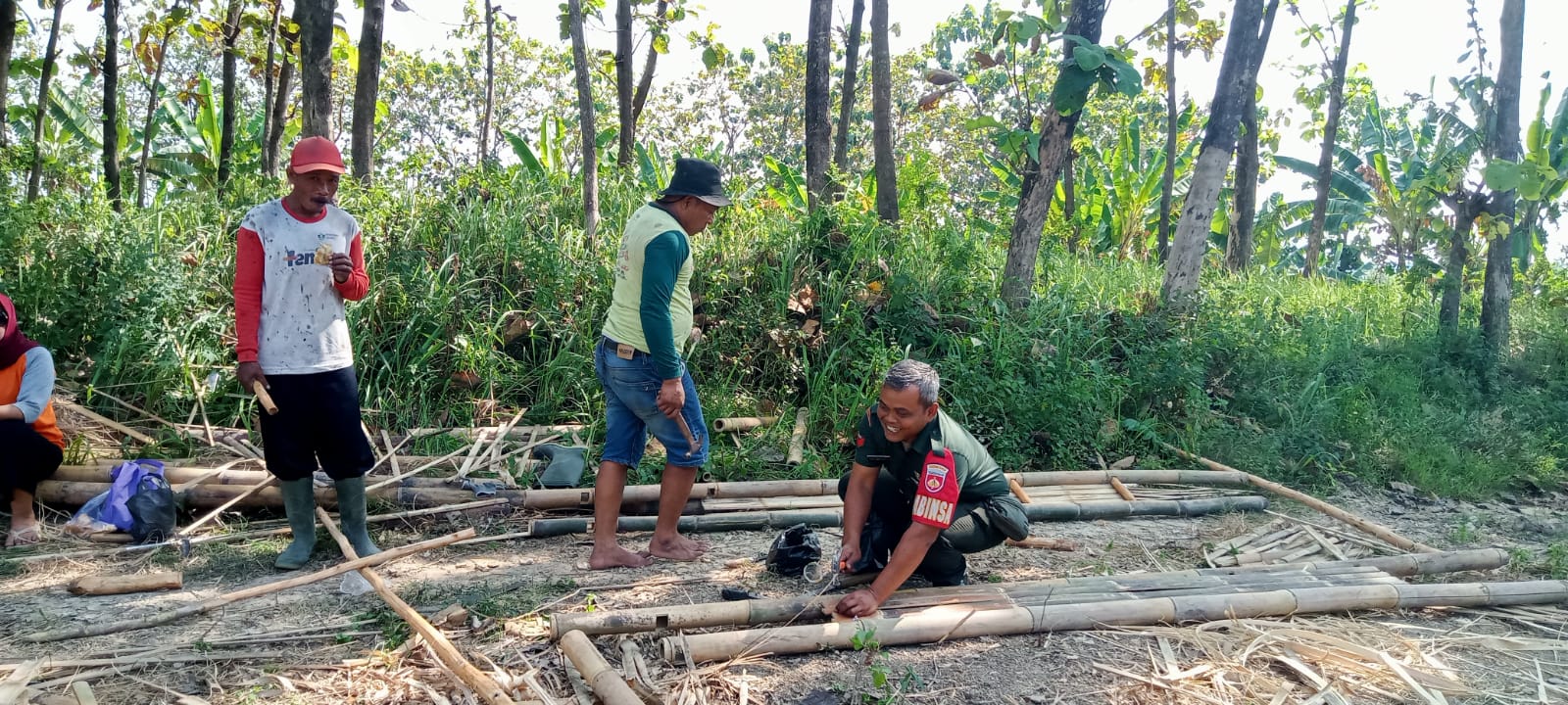 Kepedulian Babinsa Wonosegoro Karya Bakti Pembuatan Pagar Warga