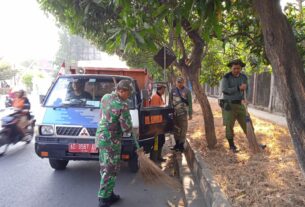 Kerja Bakti Bersihkan Lingkungan Anggota Koramil 04/Jebres Gerakkan Semangat Gotong-Royong