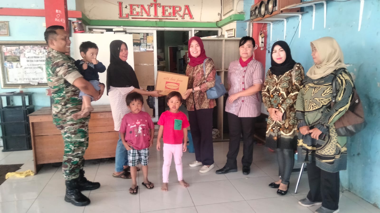 Jum'at Berkah, Ketua Persit Kartika Candra Kirana Cab L Kodim 0735/Surakarta Berikan Bantuan Ke Yayasan Lentera