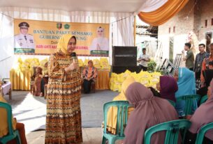 Ketua Umum LKKS Provinsi Lampung Menyerahkan Bantuan Sosial Kepada Warga Masyarakat Desa Pemanggilan Lampung Selatan