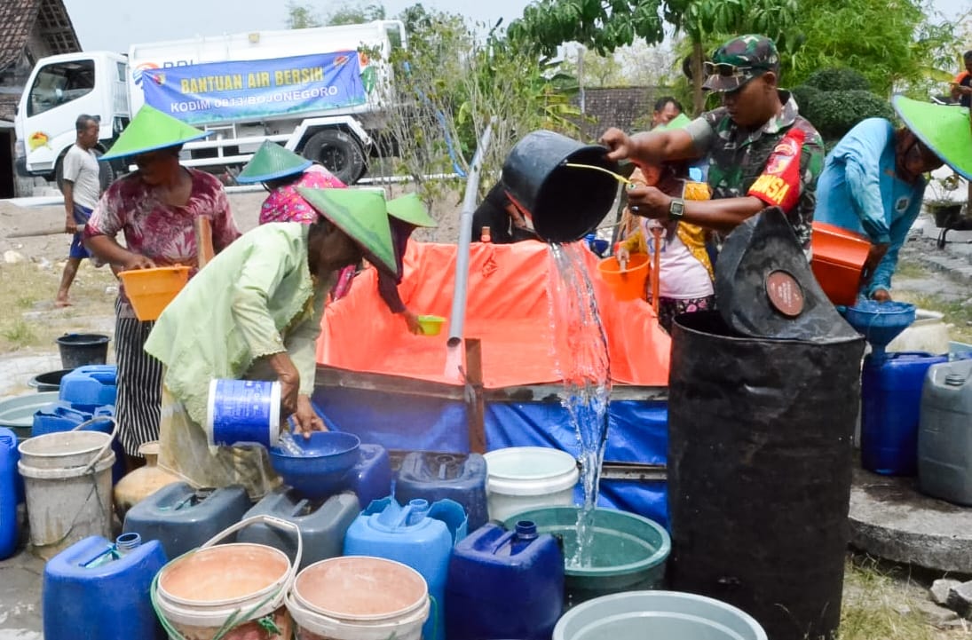 Kodim Bojonegoro suplai 15000 liter Air Bersih untuk Warga Desa Nganti