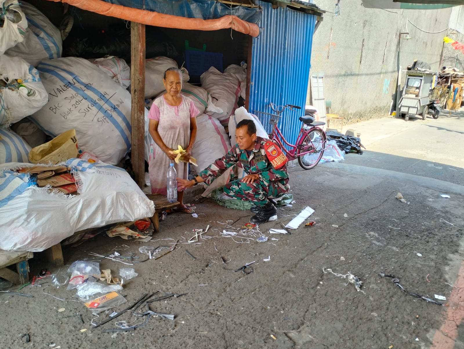 Manfaatkan Limbah,Babinsa Pucangsawit Prakarsai Bank Sampah di Wilayah Binaan
