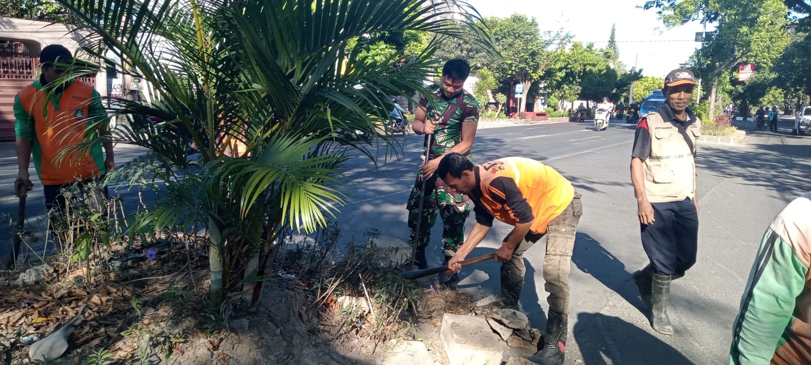 Meski Tanggal Merah, Babinsa Kelurahan Kerten Bersama Warga Tetap Laksanakan Kerja Bakti Wilayah