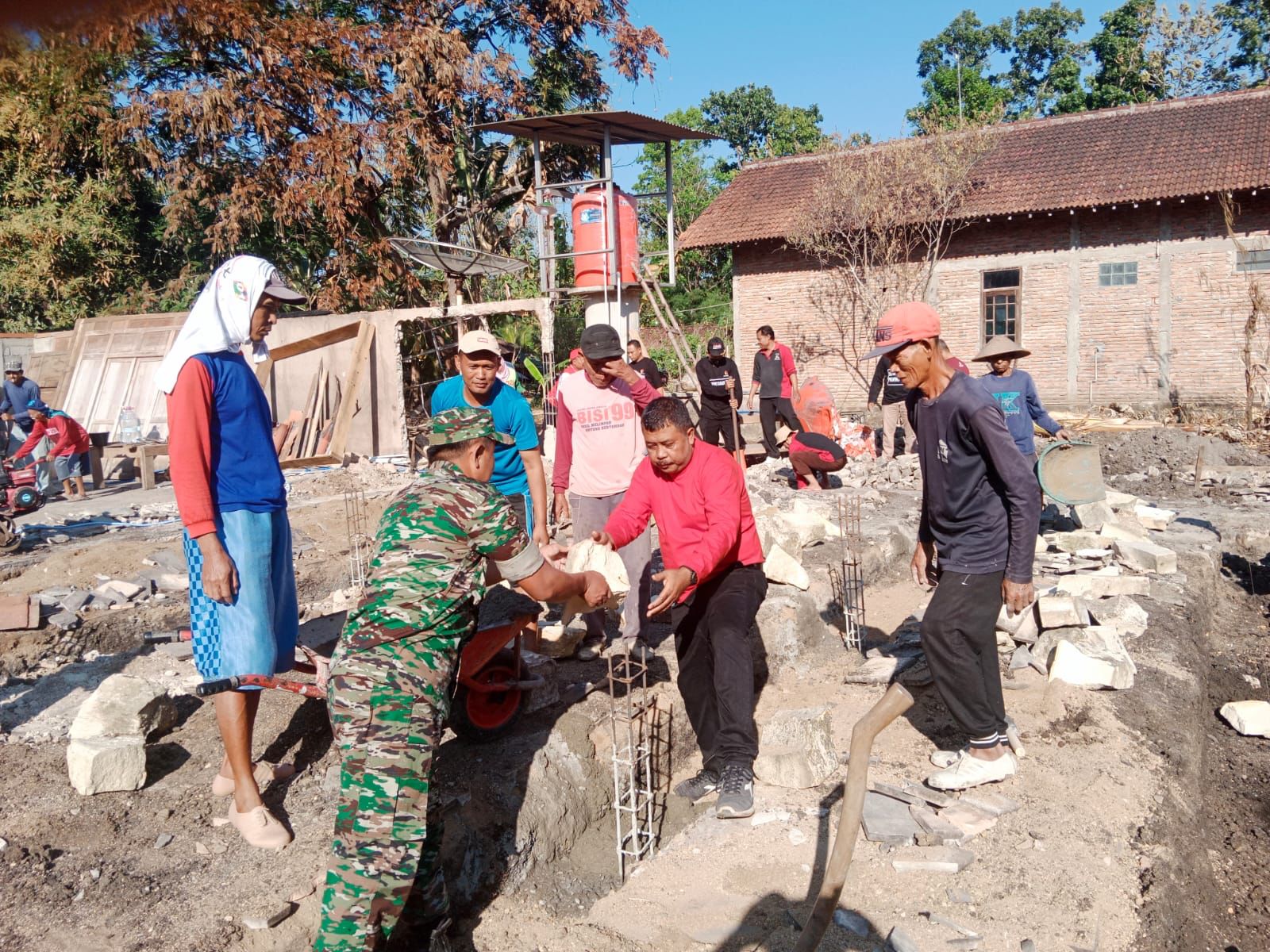 Pasca Kebakaran, Babinsa Bersama Warga Karya Bakti Pembuatan Pondasi Rumah Milik Sugiman