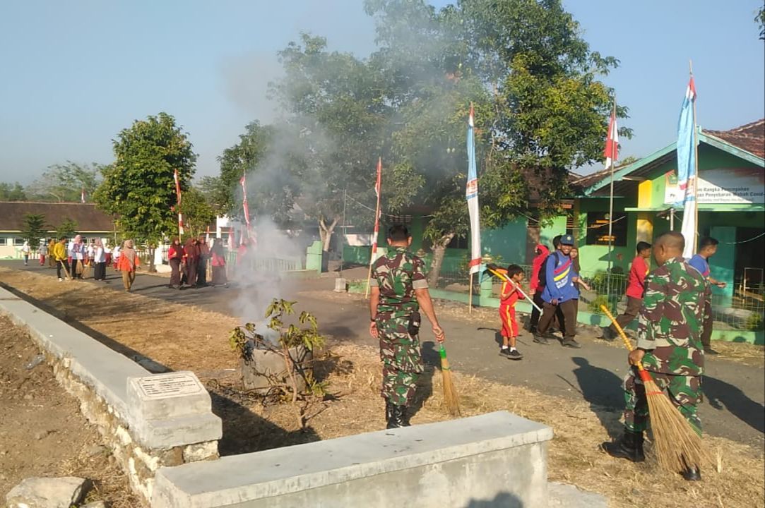 Pasca Perayaan HUT Kemerdekaan RI Ke-78, Koramil 04/Nguntoronadi Bersama Warga Bersih-Bersih Dilapangan Kedungrejo