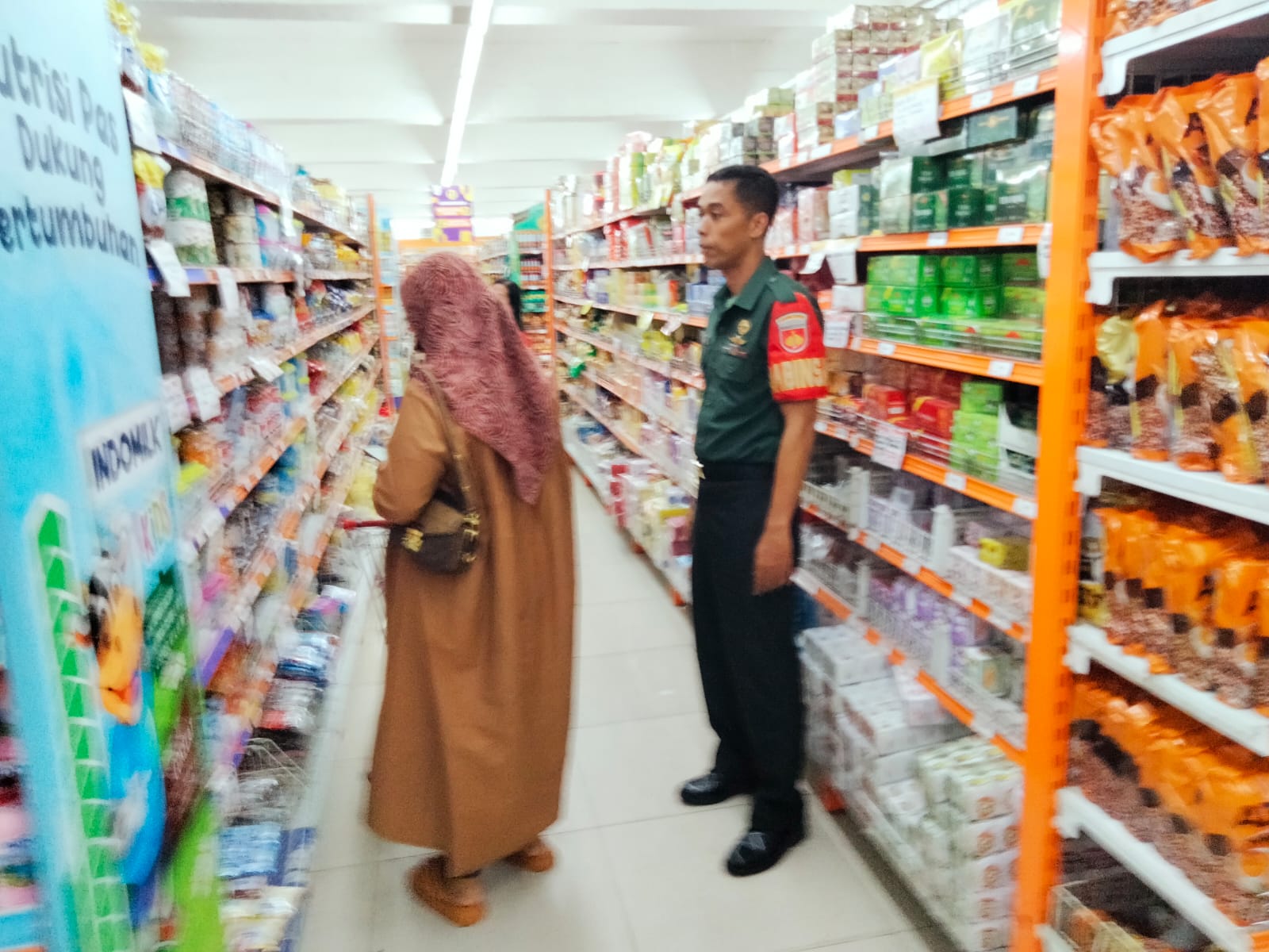 Pastikan Kestabilan Harga Sembako, Babinsa Sriwedari Turun Ke Swalayan Sami Luwes