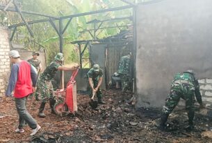 Peduli Korban Musibah Kebakaran, Babinsa Sumberrejo Bojonegoro bantu Perbaiki Rumah Warga Jatigede