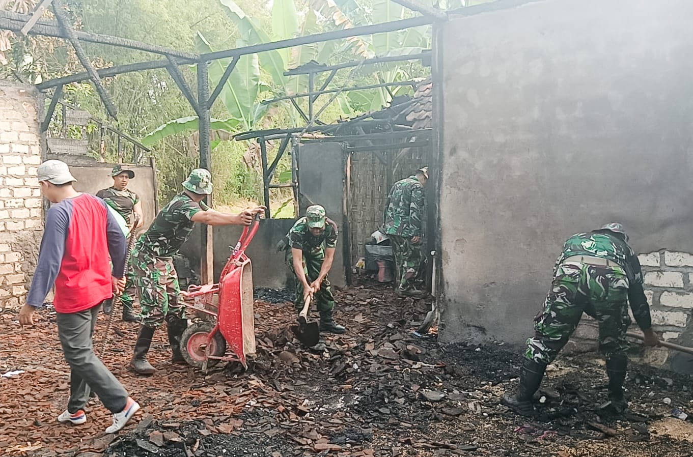 Peduli Korban Musibah Kebakaran, Babinsa Sumberrejo Bojonegoro bantu Perbaiki Rumah Warga Jatigede