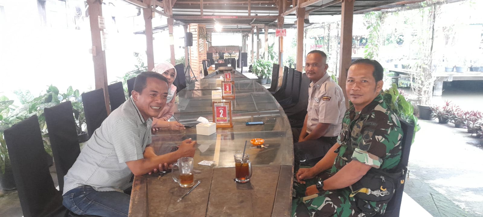 Peduli Pertumbuhan Ekonomi Masyarakat, Babinsa Manahan Berikan Motivasi Kepada Pelaku UMKM