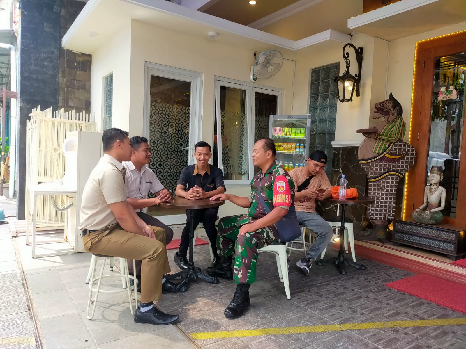 Pegawai Batik Soga Manjadi Sasaran Komsos Babinsa Kauman Bersama Linmas, Ini Alasannya
