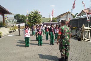Pelajar Pramuka SMA 5 Mendapat Pelatihan PBB Oleh Babinsa Kelurahan Joglo