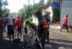 Perbaiki Infrastruktur Desa, Babinsa Bantu Cor jalan